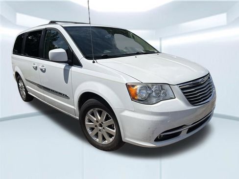 Used 2016 Chrysler Town & Country Touring FWD image 6