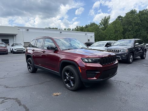 Used 2023 Jeep Grand Cherokee Altitude AWD/4WD image 15