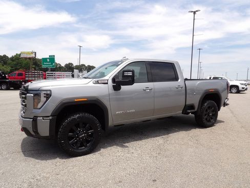 Used 2025 GMC Sierra 2500 AT4 AWD/4WD image 3