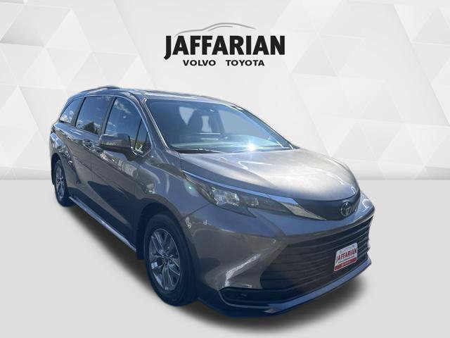Certified 2024 Toyota Sienna LE AWD/4WD image 1