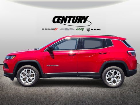 Used 2025 Jeep Compass Latitude w/ Sun & Sound Group AWD/4WD image 7