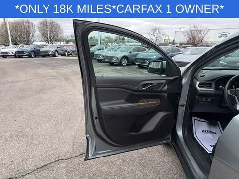 Used 2023 GMC Acadia SLE image 30