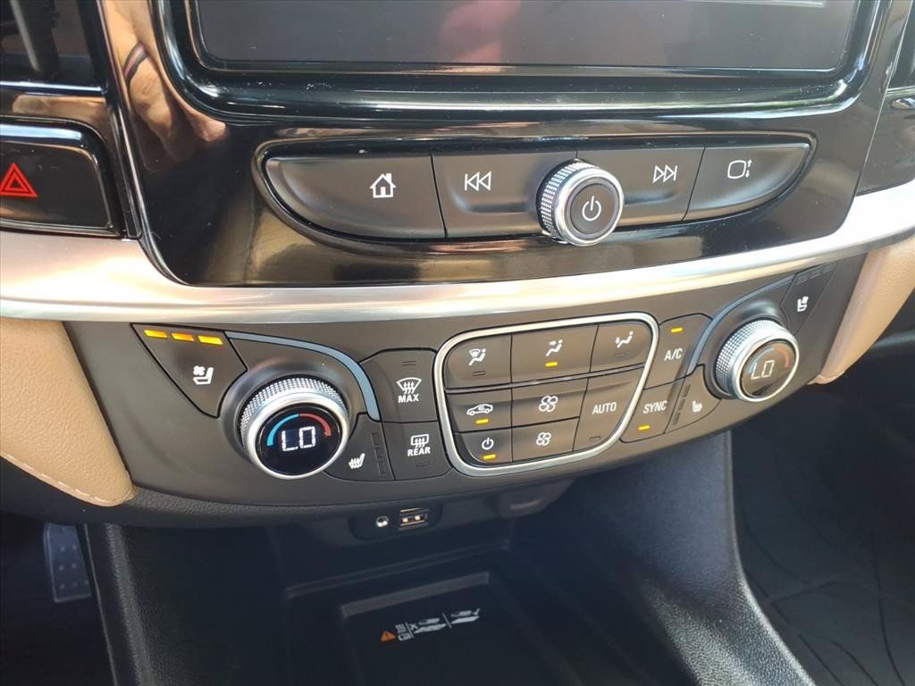 Used 2023 Chevrolet Traverse Premier FWD image 11