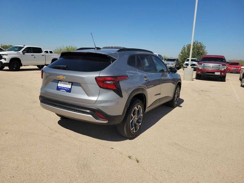 Used 2025 Chevrolet Trax LT w/ LT Convenience Package FWD image 8