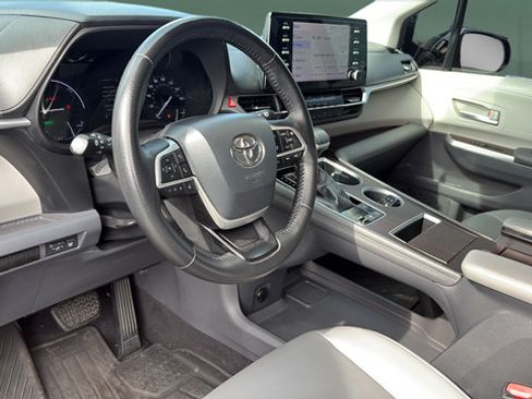 Used 2021 Toyota Sienna XLE FWD image 18