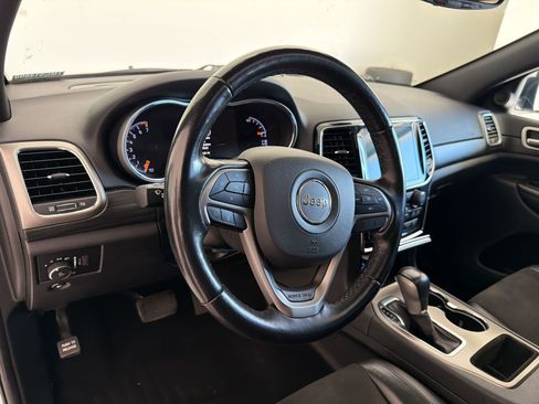 Used 2021 Jeep Grand Cherokee Laredo X AWD/4WD image 4