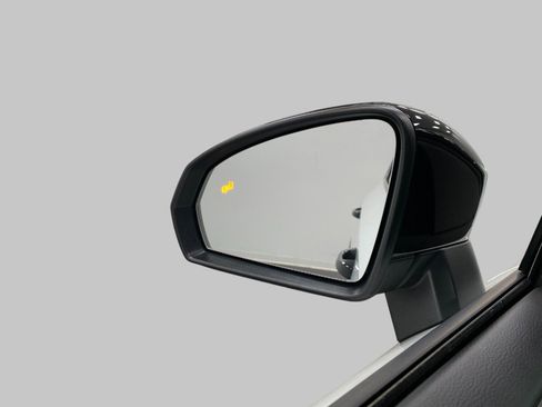 Certified 2025 Volkswagen Taos SE image 18