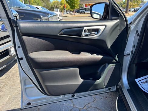 Used 2017 Nissan Pathfinder S image 14
