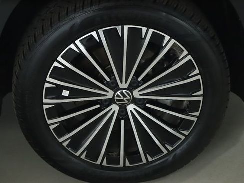 Used 2025 Volkswagen Taos SE image 10