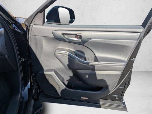 Used 2023 Toyota Highlander XLE image 25