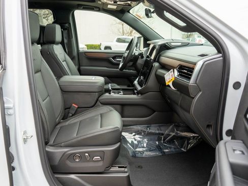 New 2026 GMC Yukon XL Denali w/ Denali Reserve Package image 10