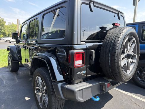 Used 2024 Jeep Wrangler Unlimited w/ Convenience Group AWD/4WD image 5