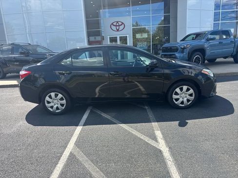 Used 2016 Toyota Corolla LE FWD image 2