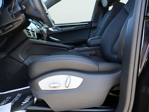 Certified 2025 Porsche Macan AWD/4WD image 35