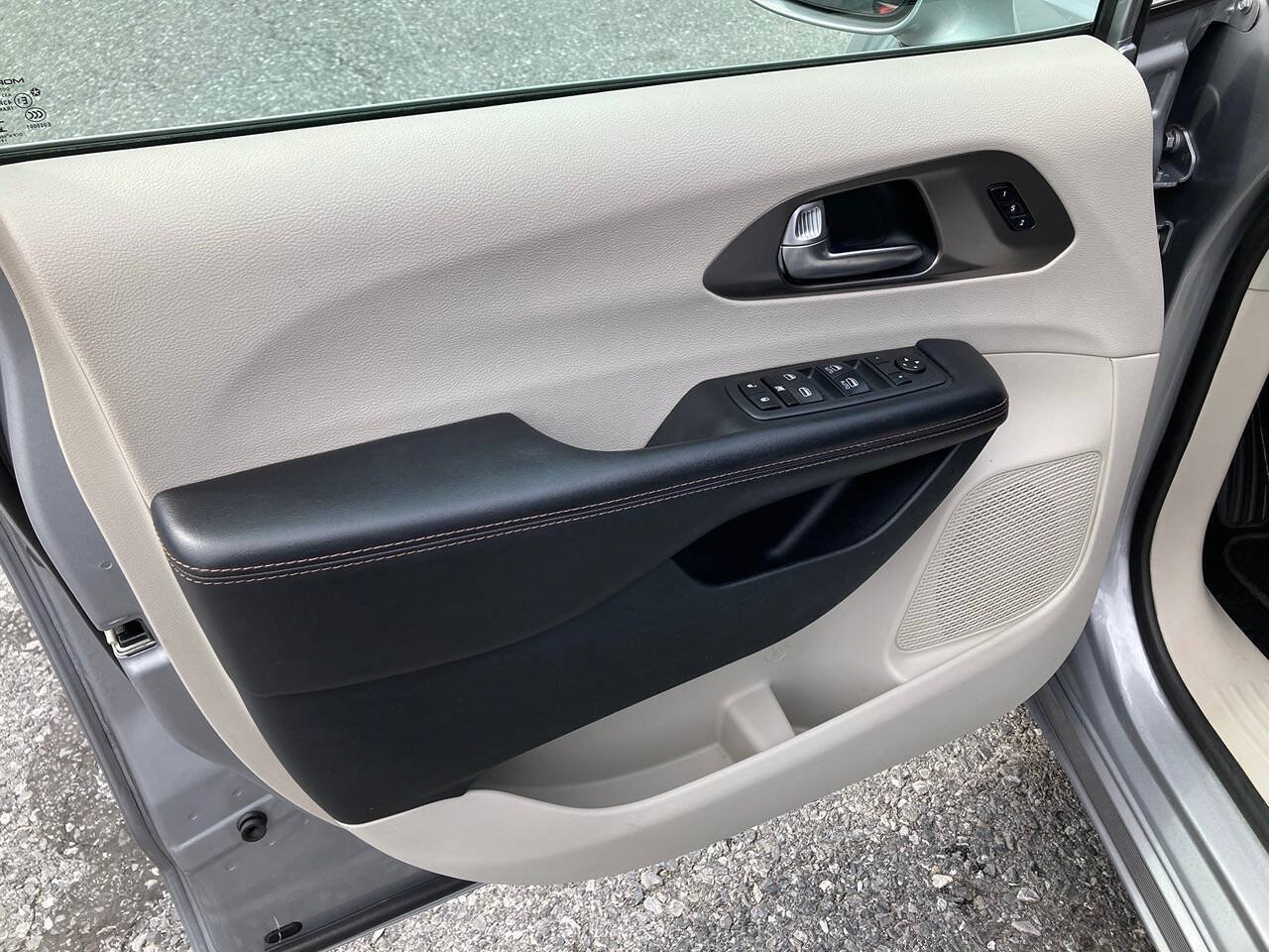 Used 2020 Chrysler Pacifica Touring-L FWD image 35