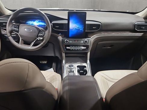 Used 2020 Ford Explorer Platinum w/ Premium Technology Package image 2