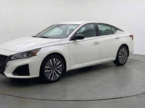Used 2025 Nissan Altima 2.5 SV FWD image 3