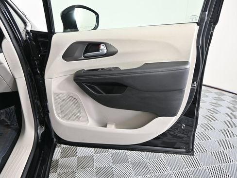 Used 2024 Chrysler Pacifica Touring-L FWD image 12