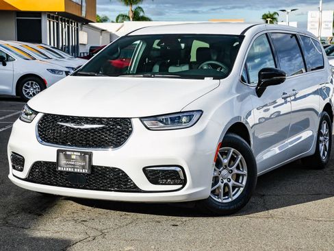 New 2026 Chrysler Pacifica Select image 1