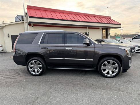Used 2017 Cadillac Escalade Luxury image 4