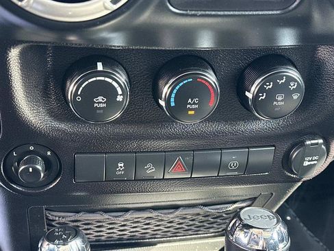 Used 2018 Jeep Wrangler Sahara w/ Connectivity Group AWD/4WD image 19