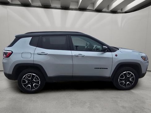 Used 2025 Jeep Compass Trailhawk AWD/4WD image 6