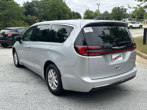 Used 2023 Chrysler Pacifica Touring-L FWD image 7