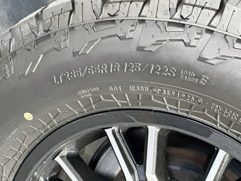 Used 2018 Nissan Titan SV AWD/4WD image 33