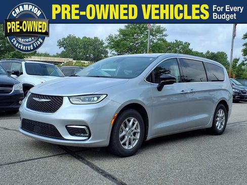 Used 2024 Chrysler Pacifica Touring-L FWD image 1