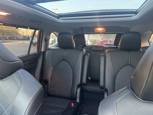 Used 2025 Toyota Highlander Platinum image 14