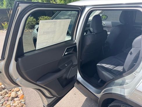 New 2025 Mitsubishi Outlander SE image 18