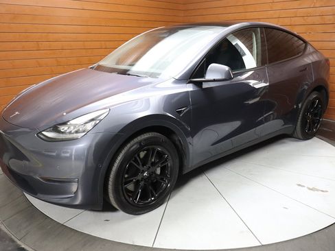 Used 2023 Tesla Model Y Long Range image 2