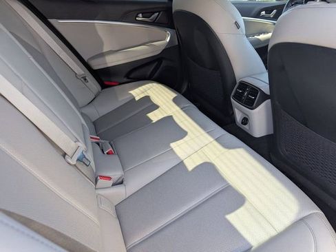 Used 2023 Genesis G70 2.0T image 13