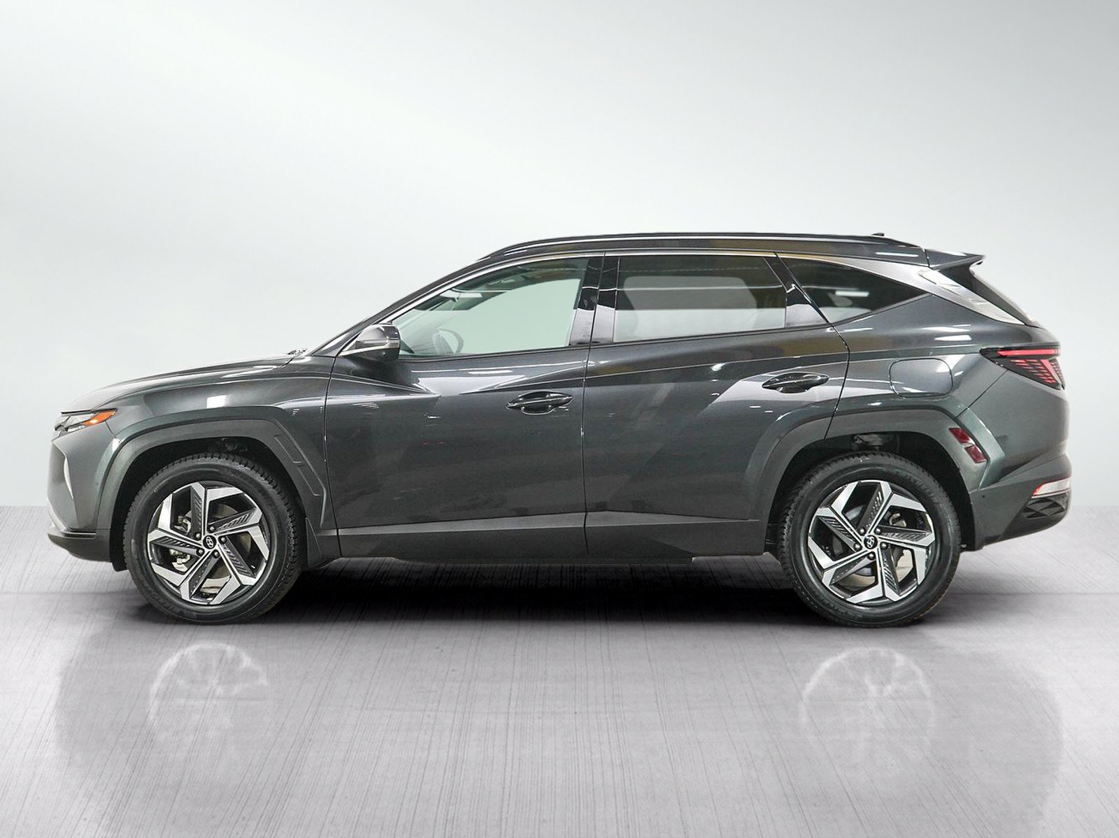 Used 2023 Hyundai Tucson Limited w/ Cargo Package AWD/4WD image 2