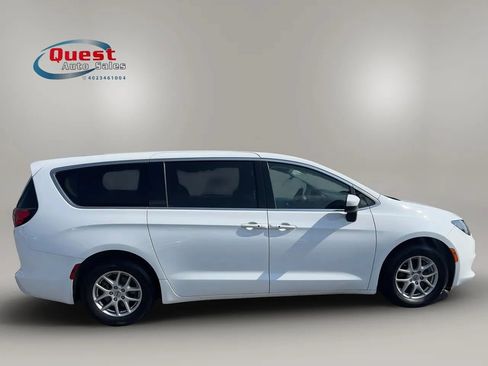 Used 2022 Chrysler Voyager LX FWD image 2