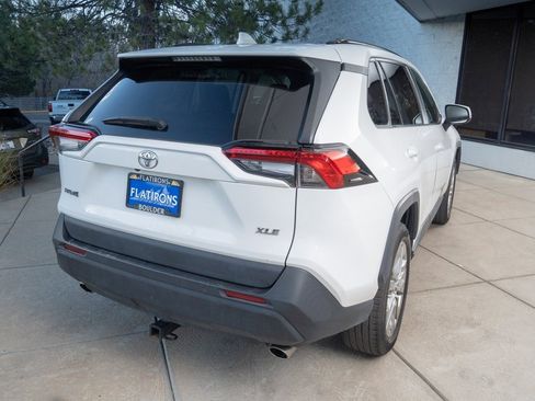 Used 2020 Toyota RAV4 XLE Premium image 6