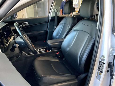 Used 2023 Kia Sportage EX FWD image 3