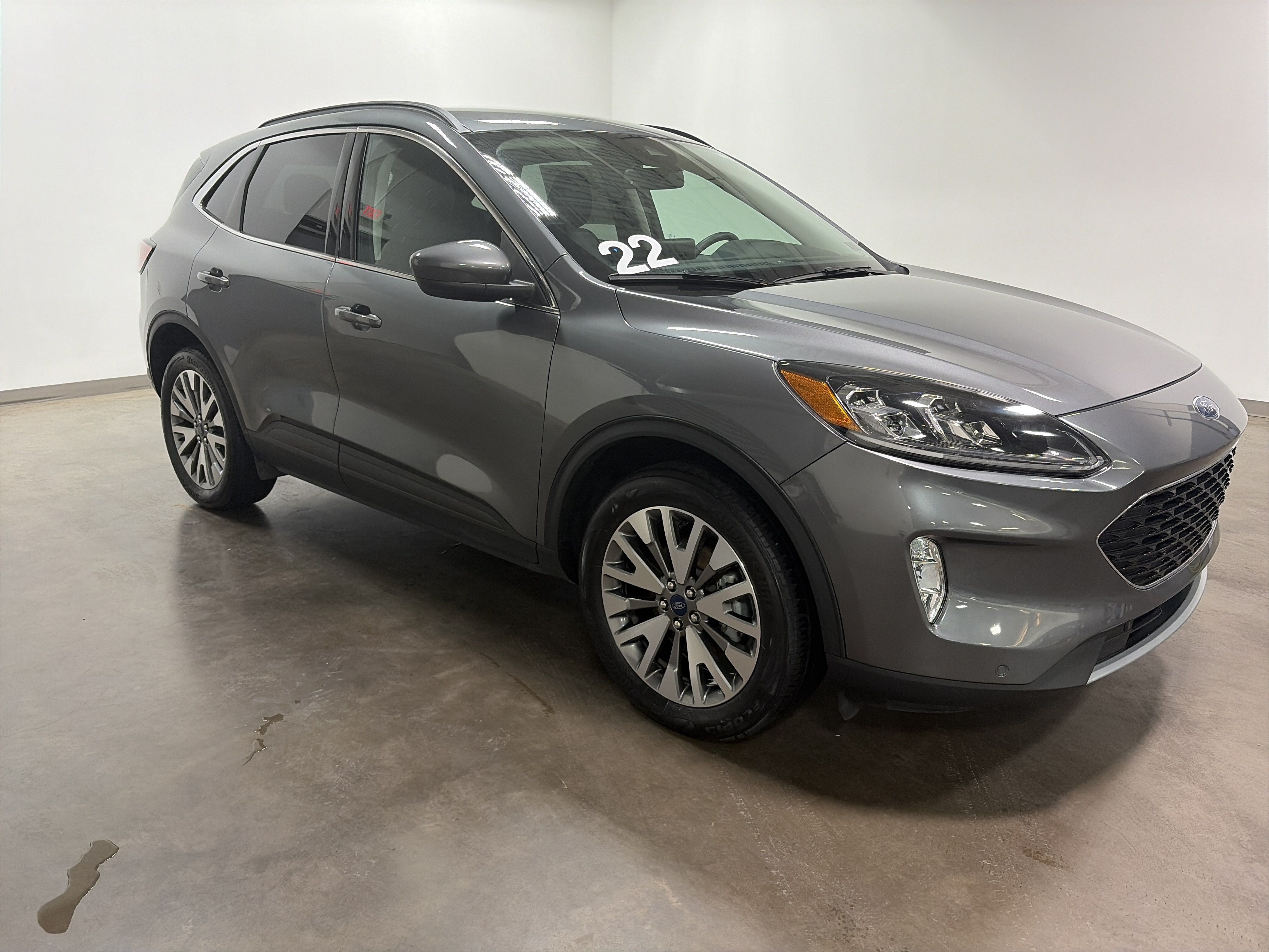 Used 2022 Ford Escape Titanium AWD/4WD image 2