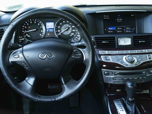 Used 2018 INFINITI Q70 Luxe RWD image 19