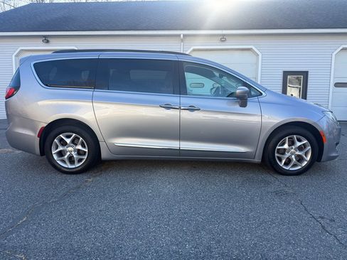 Used 2017 Chrysler Pacifica Touring-L w/ Tire & Wheel Group image 5