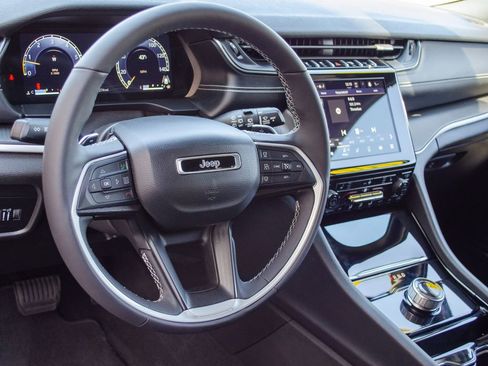 Used 2023 Jeep Grand Cherokee L Laredo image 14