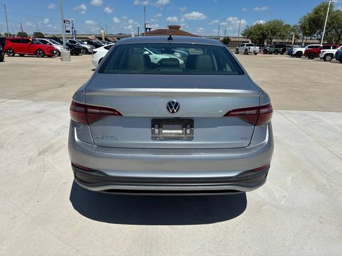 Used 2024 Volkswagen Jetta SE FWD image 4