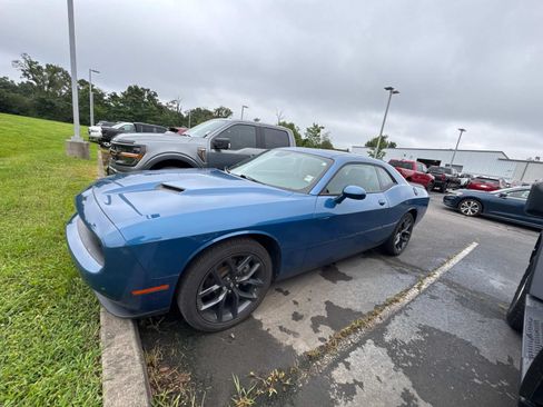 Used 2022 Dodge Challenger SXT w/ Plus Package RWD image 7
