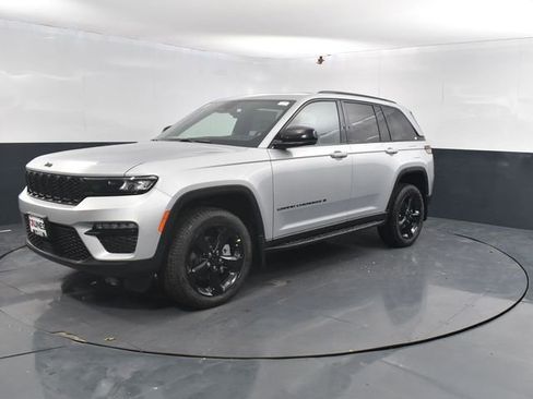 New 2025 Jeep Grand Cherokee Limited w/ Black Appearance Package image 4