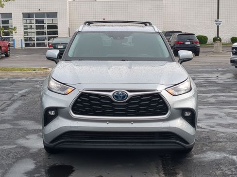 Used 2020 Toyota Highlander XLE AWD/4WD image 11