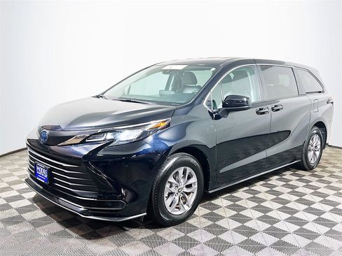 Certified 2024 Toyota Sienna LE image 4