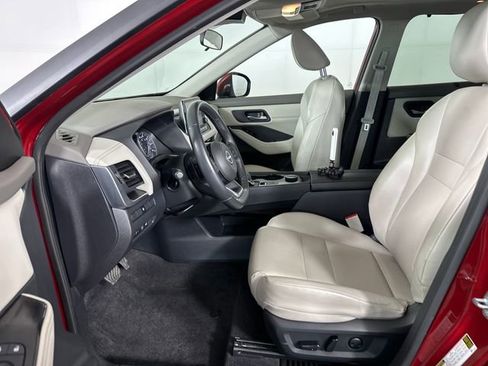 Used 2023 Nissan Rogue SV w/ SV Premium B Package image 11