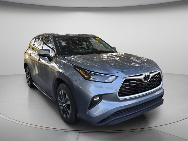 Used 2022 Toyota Highlander XLE FWD image 4