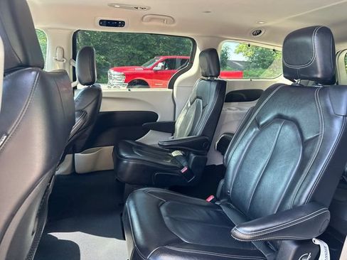 Used 2022 Chrysler Pacifica Touring-L FWD image 17