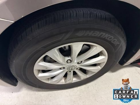 Used 2018 Chrysler Pacifica Touring-L FWD image 2